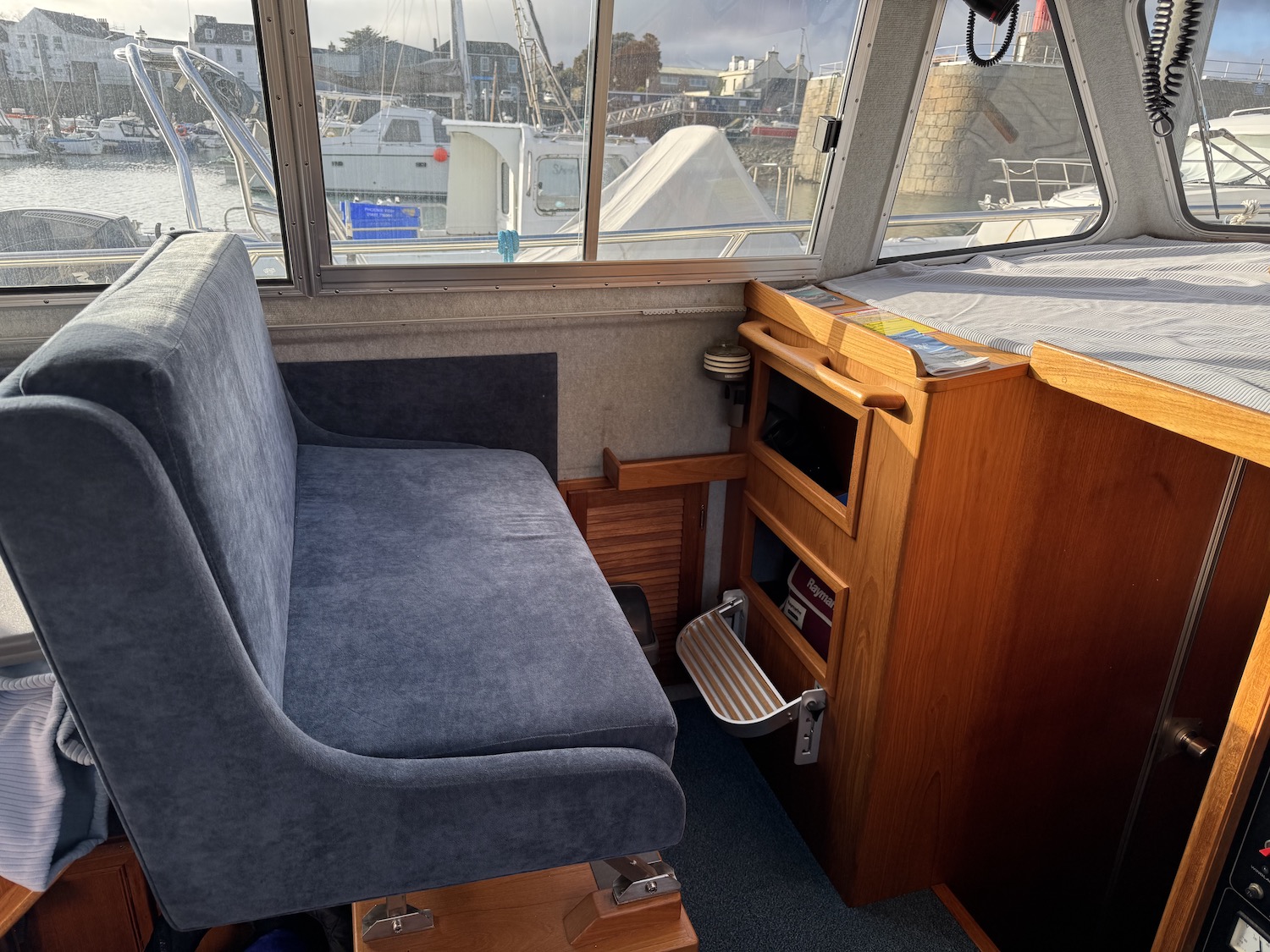 forward helm seating