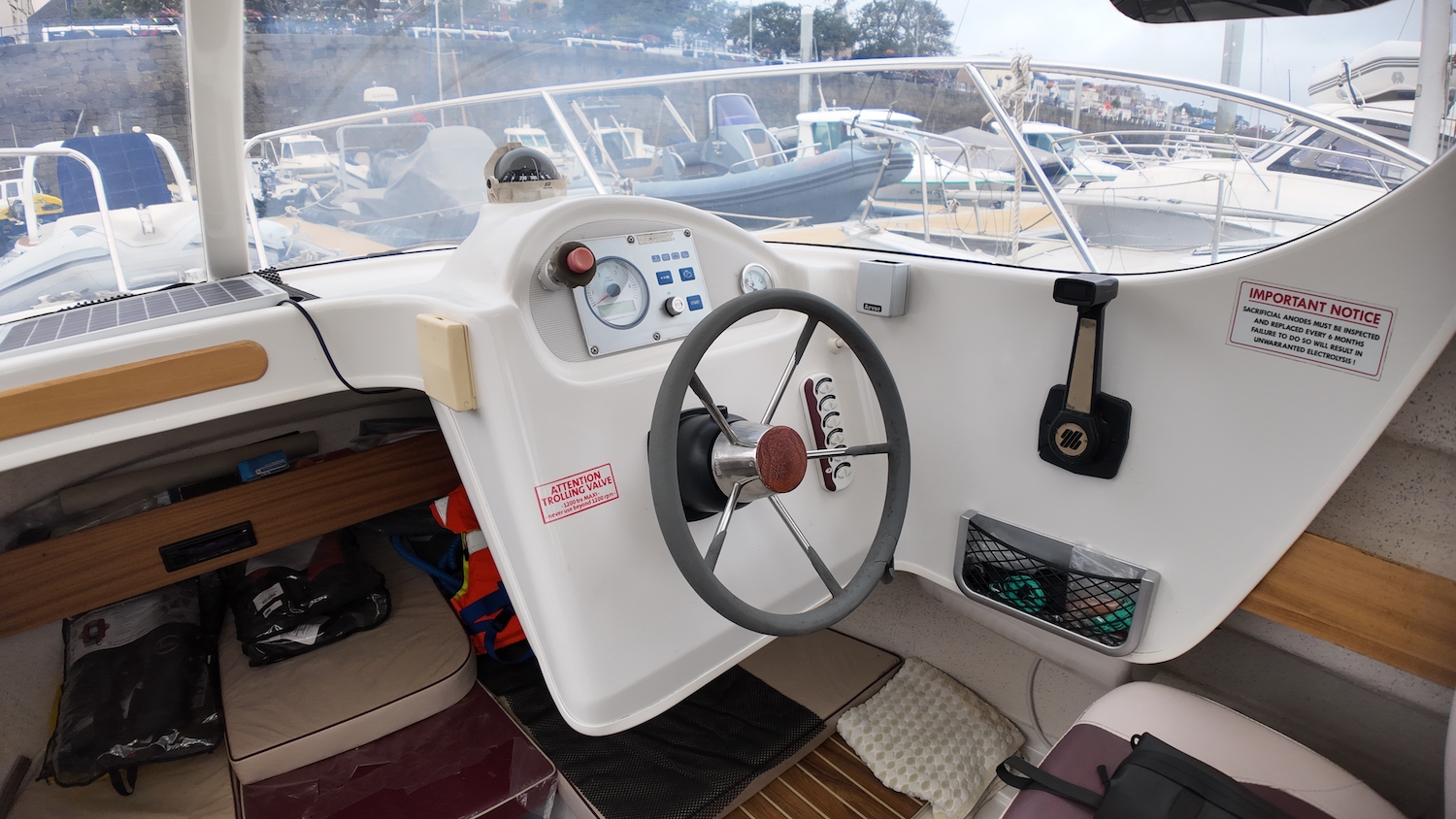 Arvor 215 helm